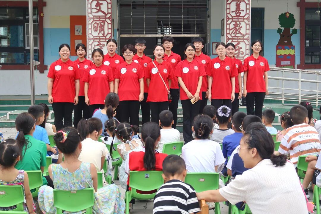 同题参见实践团全体师生及响岩小学华彩