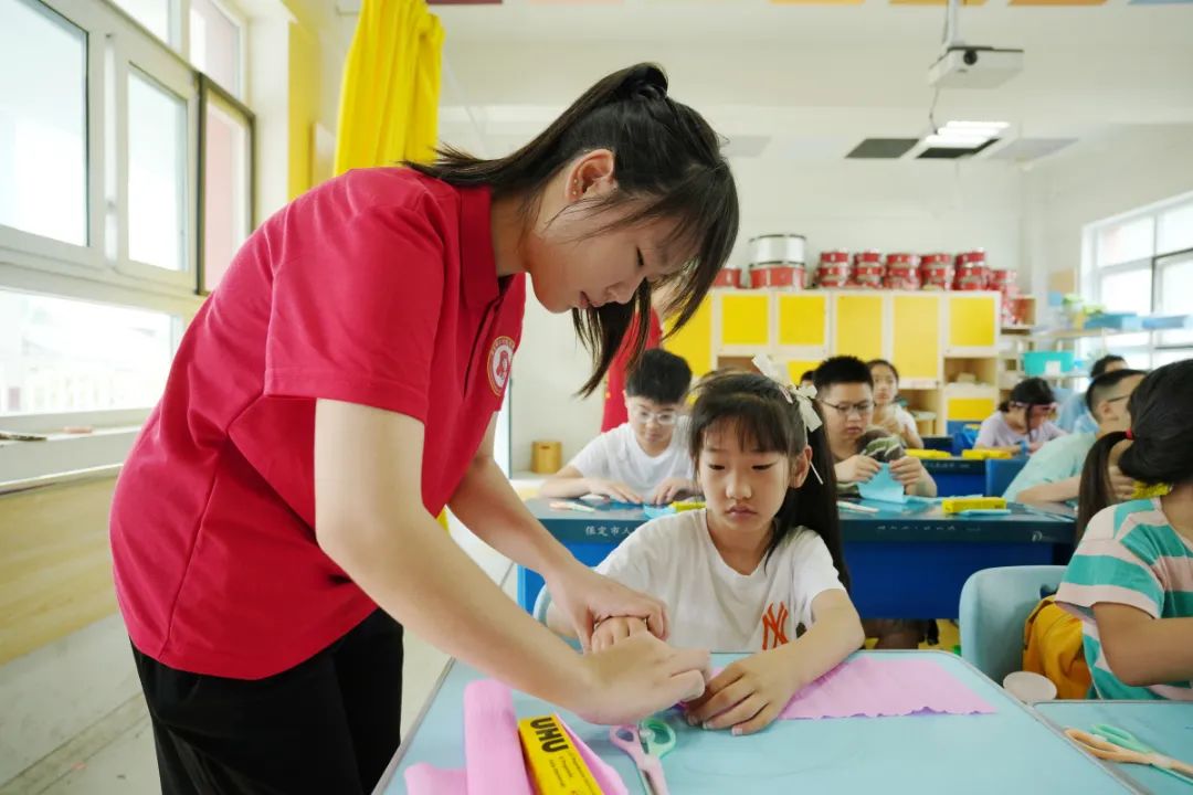 鸟儿掠过运动场衔走一串串欢声笑语