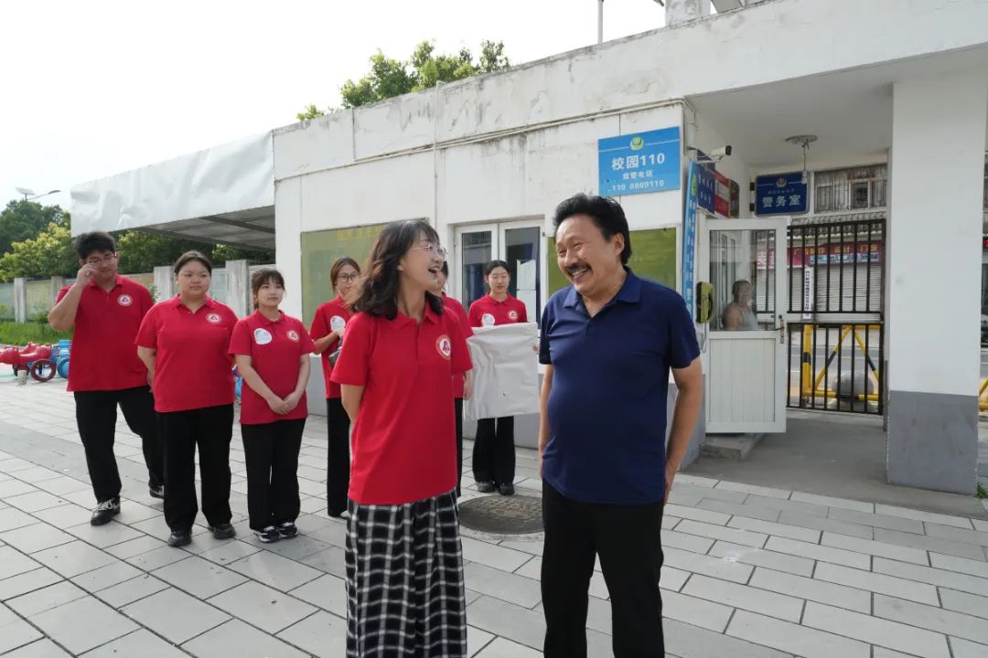 为实践团队员和孩子们带来生动有趣的剪