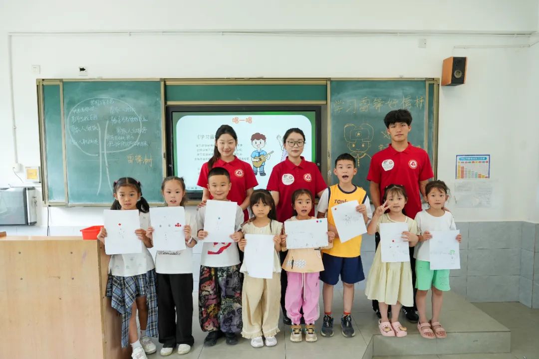 思政课是生长在画纸上的“雷锋树”